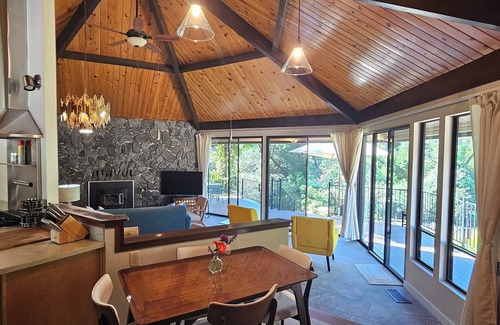 Auburn House | Enjoy the Fall colors, River views, Festivals & Hot Tub! On the Wine/Beer trail.