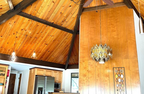 Auburn House | Enjoy the Fall colors, River views, Festivals & Hot Tub! On the Wine/Beer trail.