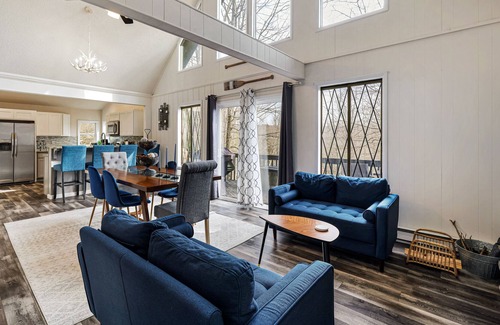 Hamlin House | Enjoy the fall foliage with this Premier Host!