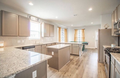 Conroe House | Enjoy the Holidays or Family Vacation Close to Six Flag Hurricane Harbor