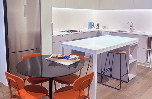 Fitzroy Apartment | Enjoy the local vibe & city surroundings + parking. Modern & family friendly.