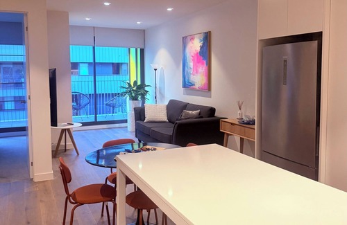 Fitzroy Apartment | Enjoy the local vibe & city surroundings + parking. Modern & family friendly.