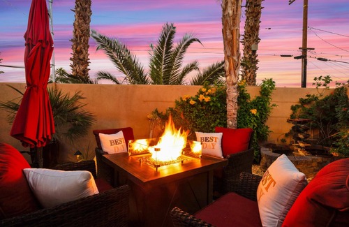 Chino Canyon House | Enjoy the MorningSun in a Stylish Townhouse with Private Spa & Putting Green