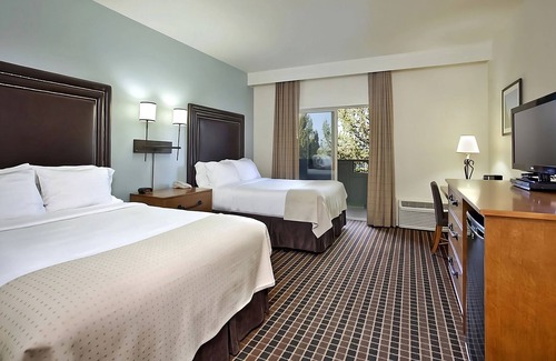 Redmond Cabin | Enjoy the Perks! With Outdoor Pool, Free Parking, Recreational Activities!