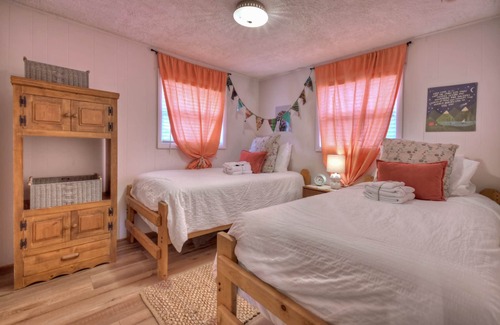 Blue Ridge Cottage | Enjoy the seclusion with a private pond & Toccoa River in your backyard!