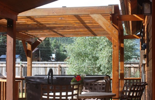Red River Cabin | Enjoy the serenity of the mountains in this beautiful spacious luxury home!
