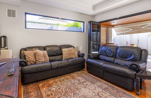 South Perth House | Enjoy the South Perth lifestyle in this trophy holiday home. Free parking & WIFI