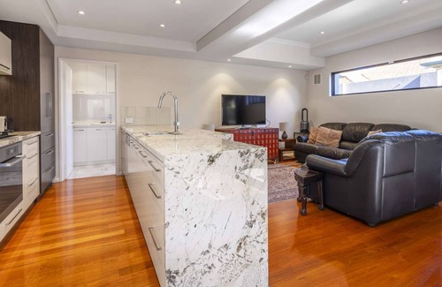 South Perth House | Enjoy the South Perth lifestyle in this trophy holiday home. Free parking & WIFI