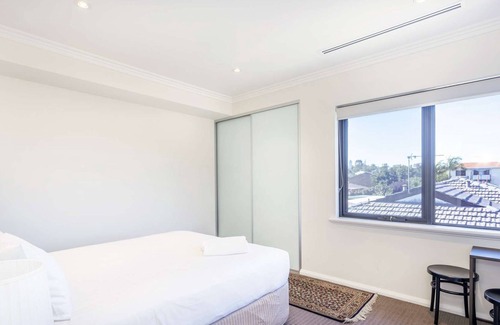 South Perth House | Enjoy the South Perth lifestyle in this trophy holiday home. Free parking & WIFI