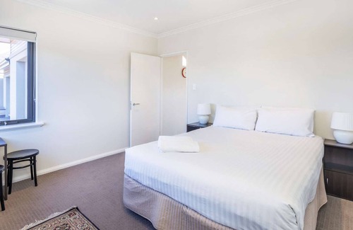 South Perth House | Enjoy the South Perth lifestyle in this trophy holiday home. Free parking & WIFI