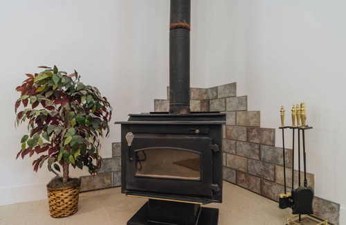 Morongo Valley House | Enjoy the spa - Watch big screen movies - BBQ
