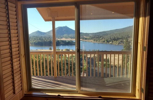 Julian House | Enjoy the spectacular views from the balcony and cabin at this mountain location