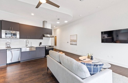 Cedars Apartment | Enjoy the View - LUX Apartment - King Bed!