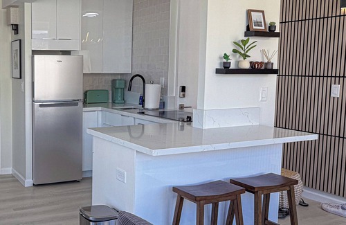 Waikiki Apartment | Enjoy this 18th-floor 1br apartment with stunning ocean and Diamond Head views!