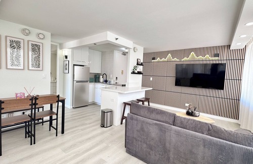 Waikiki Apartment | Enjoy this 18th-floor 1br apartment with stunning ocean and Diamond Head views!