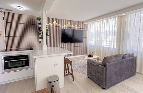 Waikiki Apartment | Enjoy this 18th-floor 1br apartment with stunning ocean and Diamond Head views!
