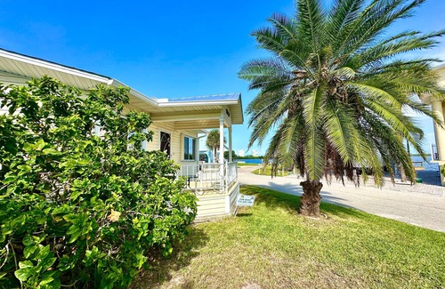 Nettles Island House | Enjoy this adorable 2 bedroom 1.5 bath beach house located in Nettles Island!