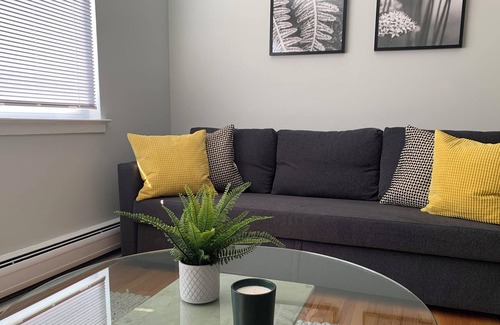 Des Plaines Apartment | Enjoy this comfortable apartment in a quiet Chicago Northwest Suburb.