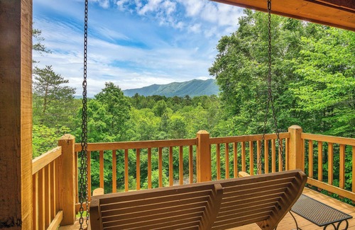 Townsend Cabin | Enjoy this cozy home with a wrap around porch , near the Smoky Mountains