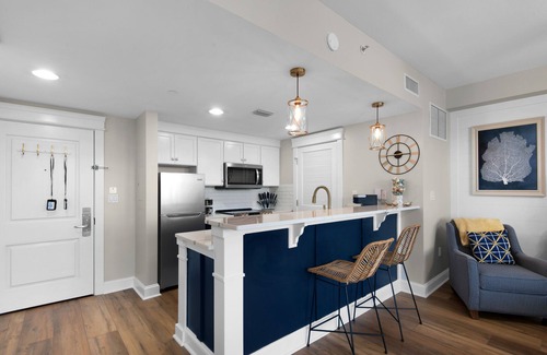 Baytowne Wharf Condo | Enjoy This Elegant Coastal Condo:, King-Suite,Full kitchen,Pool, Hot Tub,Balcony
