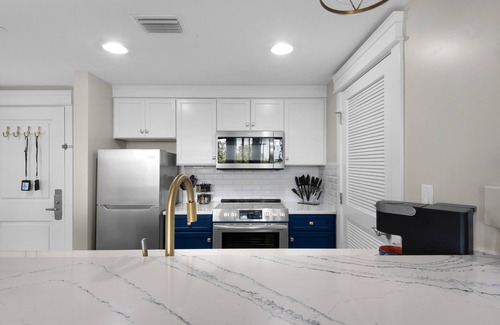 Baytowne Wharf Condo | Enjoy This Elegant Coastal Condo:, King-Suite,Full kitchen,Pool, Hot Tub,Balcony