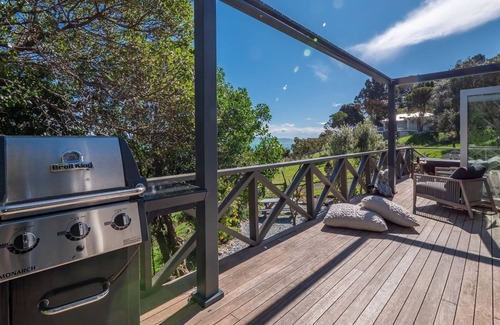Nelson Region Cottage | Enjoy this gorgeous cottage in island paradise with stunning ocean views