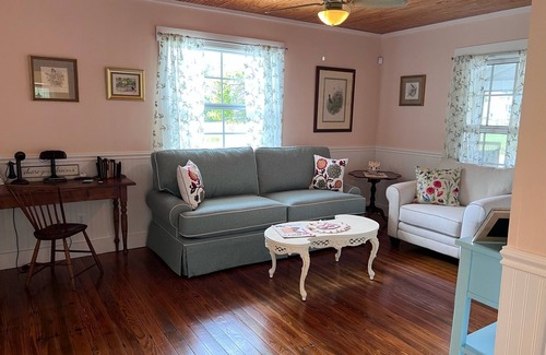 East Naples Cottage | Enjoy this historic cottage in the heart of town, 5 minutes from 5th Ave/Beach!
