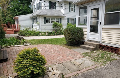 Lakeside House | Enjoy this year round cottage centrally located to all Lakeside has to offer.