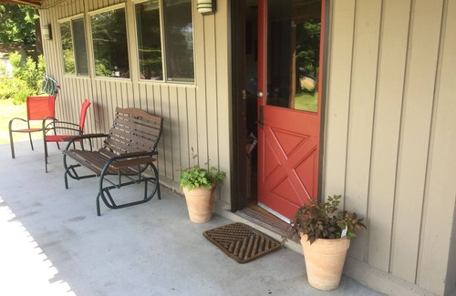 Vashon Island House | Enjoy up close views of Quartermaster Harbor near to all Vashon has to offer