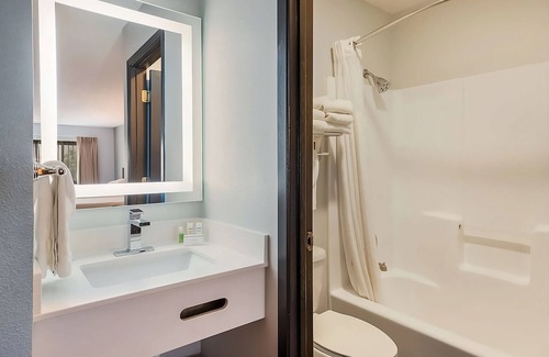 Ontario Hotel | Enjoy Vacation! Indoor Pool, Pets Allowed, Free Parking, Free Breakfast