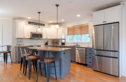 Saunderstown House | Enjoy views of Narragansett Bay, minutes to Newport
