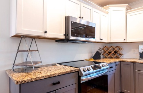 Saunderstown House | Enjoy views of Narragansett Bay, minutes to Newport