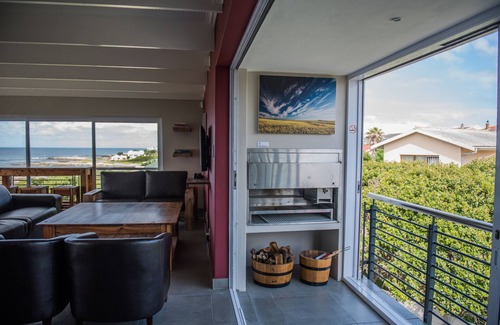 Van Dyks Bay House | Enjoy whale watching, shark diving, wildlife, attentive host, memorable stays.