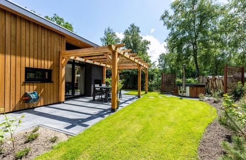 Wekerom House | Enjoy without worries in the hottub