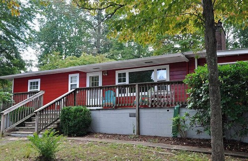Hayesville Cabin | Enjoy your cabin on Lake Chatuge with your own boat dock and outdoor fire pit