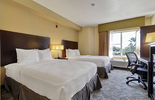 Florida Central Atlantic Coast Hotel | Enjoy Your Family Vacation! 3 Amazing Rooms, Close to SeaWorld Orlando, Pool