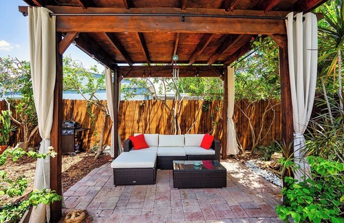 North Andrews Gardens House | Enjoy your private Tropical oassis under Florida sun.