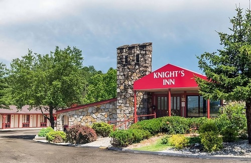 Summitt Hotel | Enjoy Your Stay at Knights Inn Ashland! Pool, Picnic Area, Parking, WiFi