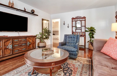 Monrovia House | Enjoy your stay at this unique Los Angeles based family-friendly private home.