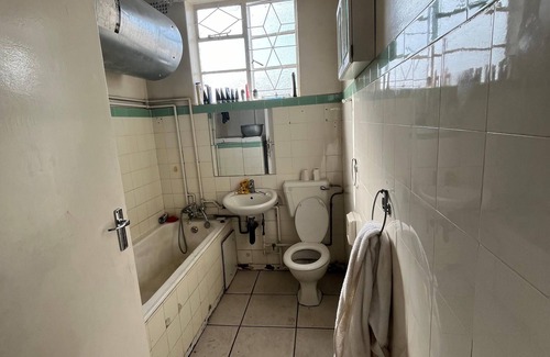 Greater Johannesburg Metropolitan Area Apartment | Enjoyable 2-bedroom apartment with AC in vibrant Johannesburg