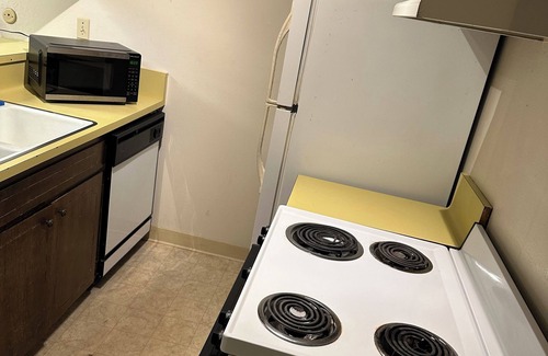Downtown Monterey Apartment | Enjoyable 2-bedroom apartment in downtown Monterey with Cable & WiFi