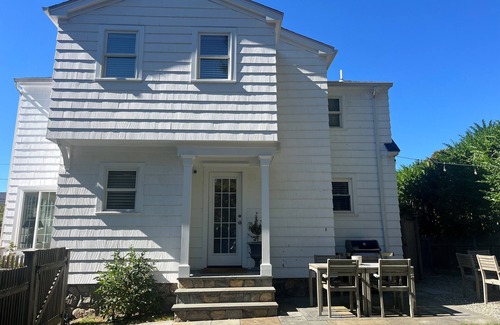 Fairfield House | Enjoyable 3 bedroom house in Fairfield, four miles to downtown and beaches