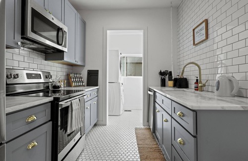 Kessler House | Enjoyable 3-bedroom house with AC in vibrant Dallas