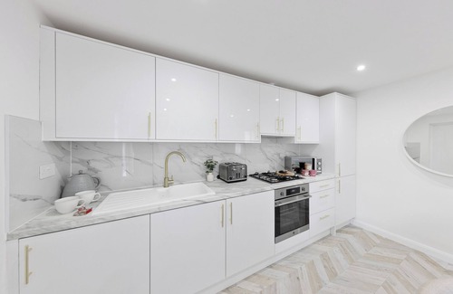 London Borough of Bromley Cottage | Enjoyable Cornerstone cottage with AC in charming Orpington. Sleeps 7 people