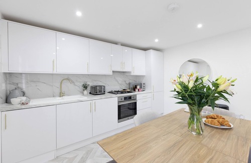 London Borough of Bromley Cottage | Enjoyable Cornerstone cottage with AC in charming Orpington. Sleeps 7 people