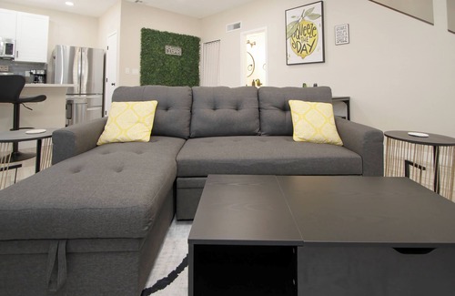 Tempe House | Enjoyable Lemon themed townhome with AC in vibrant Tempe