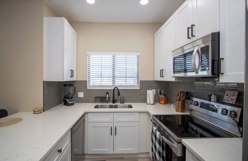 Tempe House | Enjoyable Lemon themed townhome with AC in vibrant Tempe
