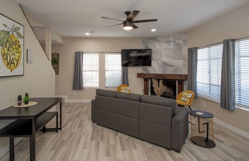Tempe House | Enjoyable Lemon themed townhome with AC in vibrant Tempe