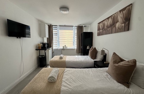 Lower Edmonton Bed & Breakfast | Ensuite Deluxe Room with Shower