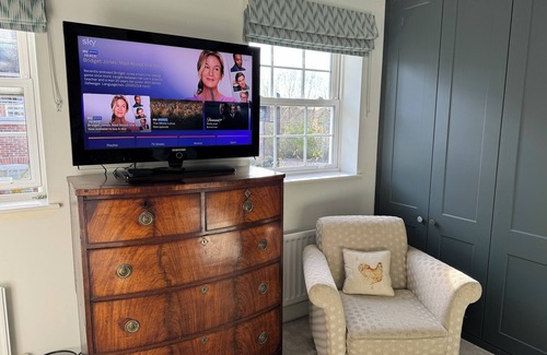Lychpit Bed & Breakfast | Ensuite double bedroom